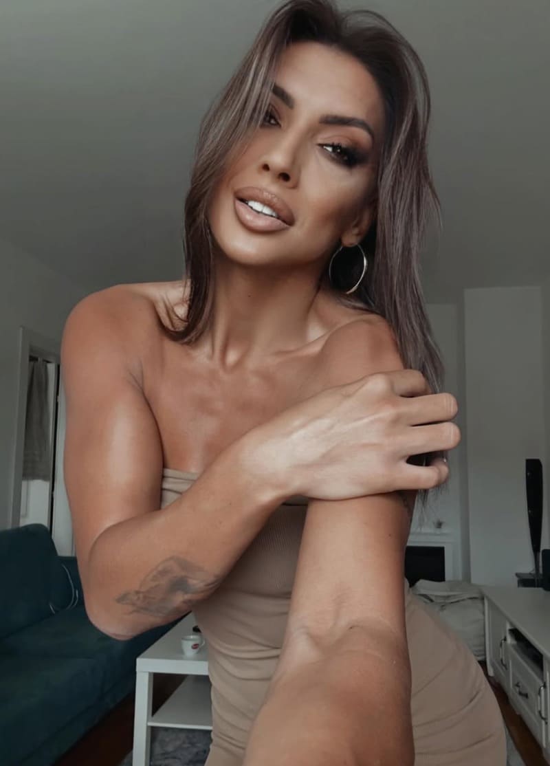 Babe in beige jurk
