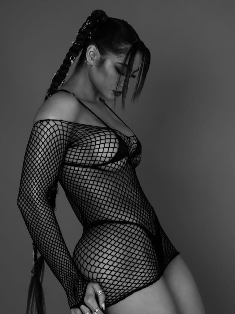 Babe in zwarte net-outfit met mini bikini