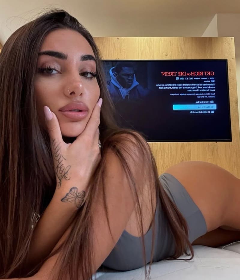 Michela in sexy grijs topje