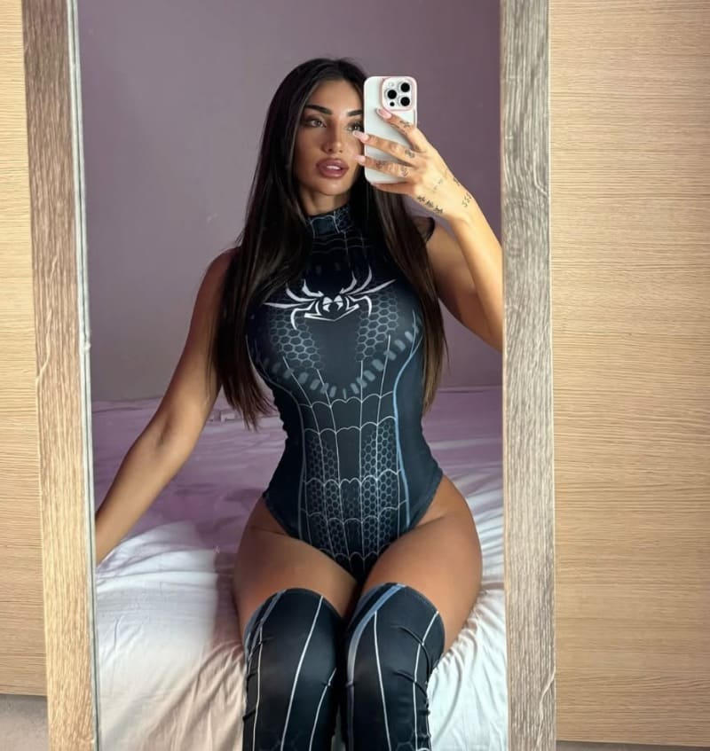 Babe in strakke cosplay