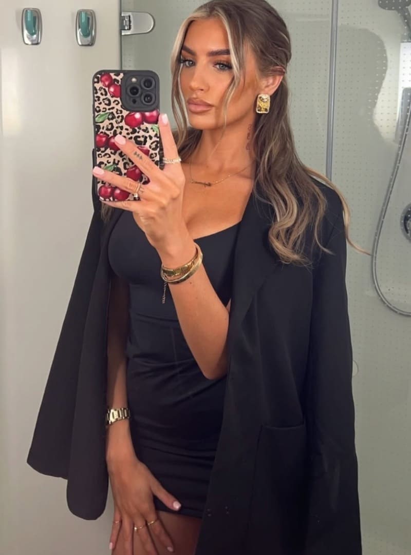 Sexy dame in zwarte jurk met jas