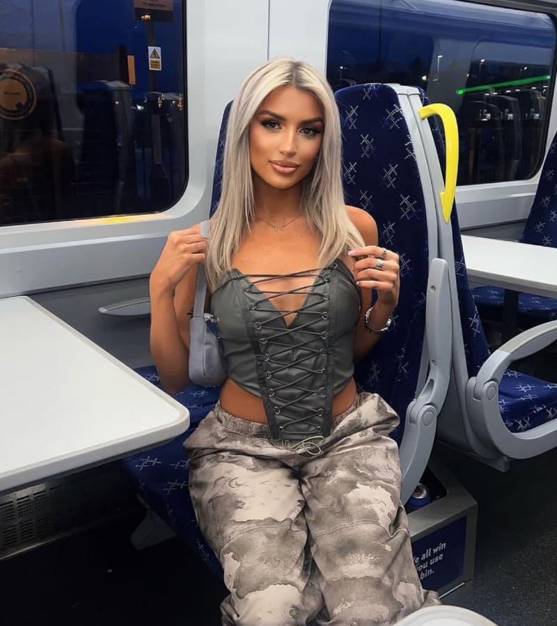 Babe in sexy trein