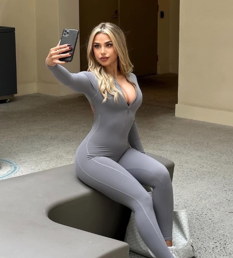 Kiara in sexy grijze outfit