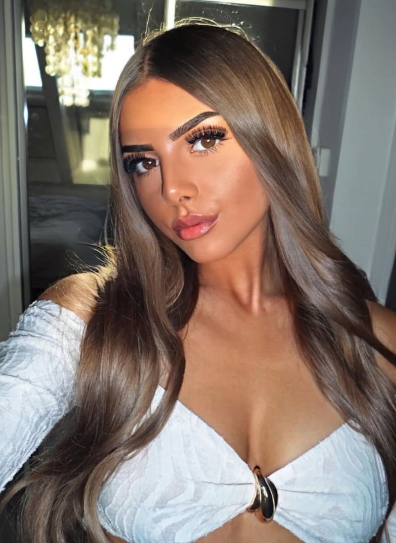 Babe in wit topje