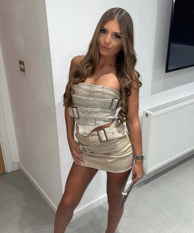 Jess in beige jurkje
