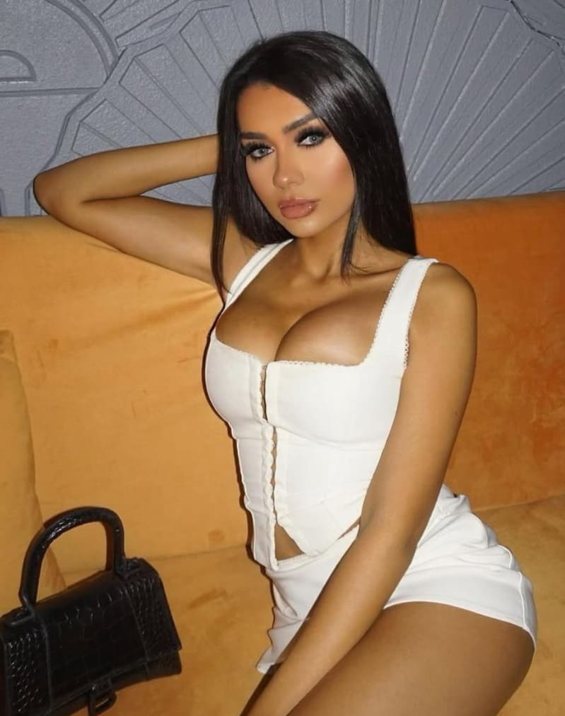 Yasmine in witte jurk