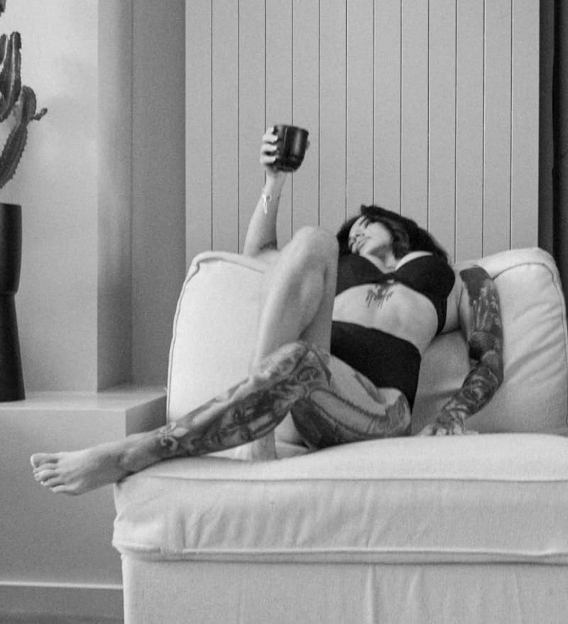 Sexy dame op zetel