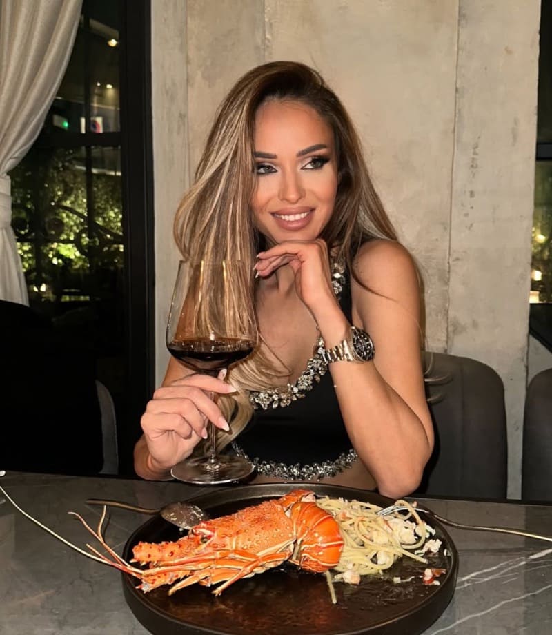 Irina in sexy zwarte outfit