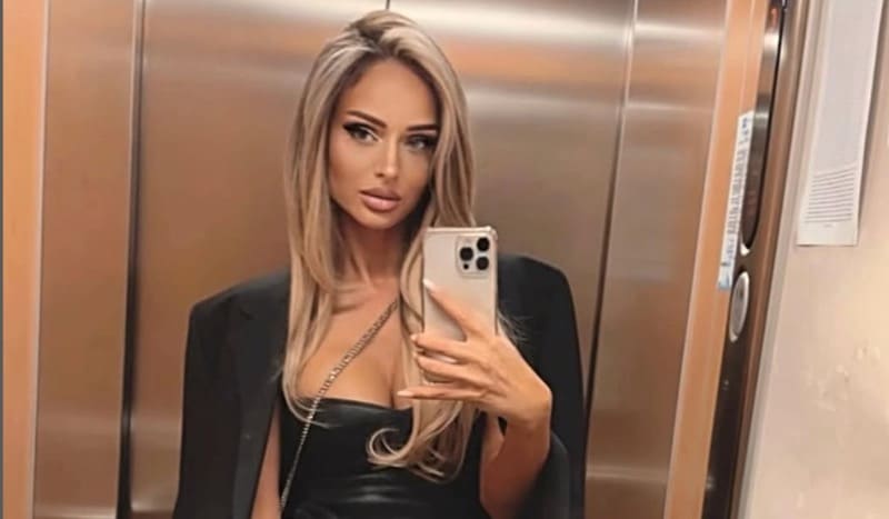 Babe maakt selfie in lift