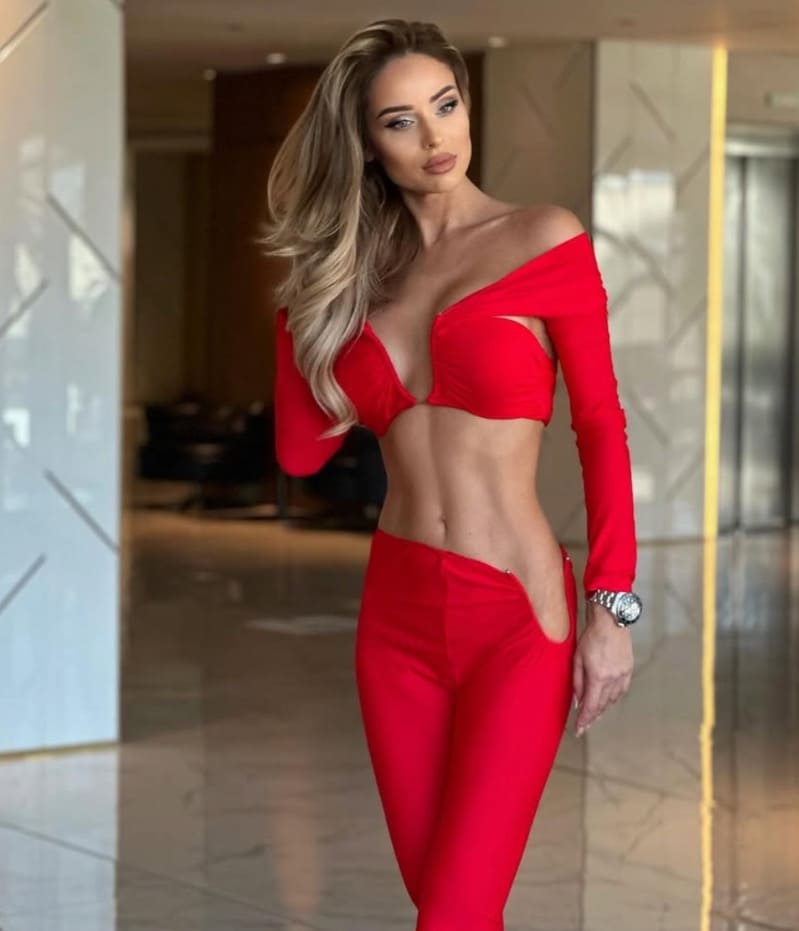 Babe met lange broek en geen ondergoed