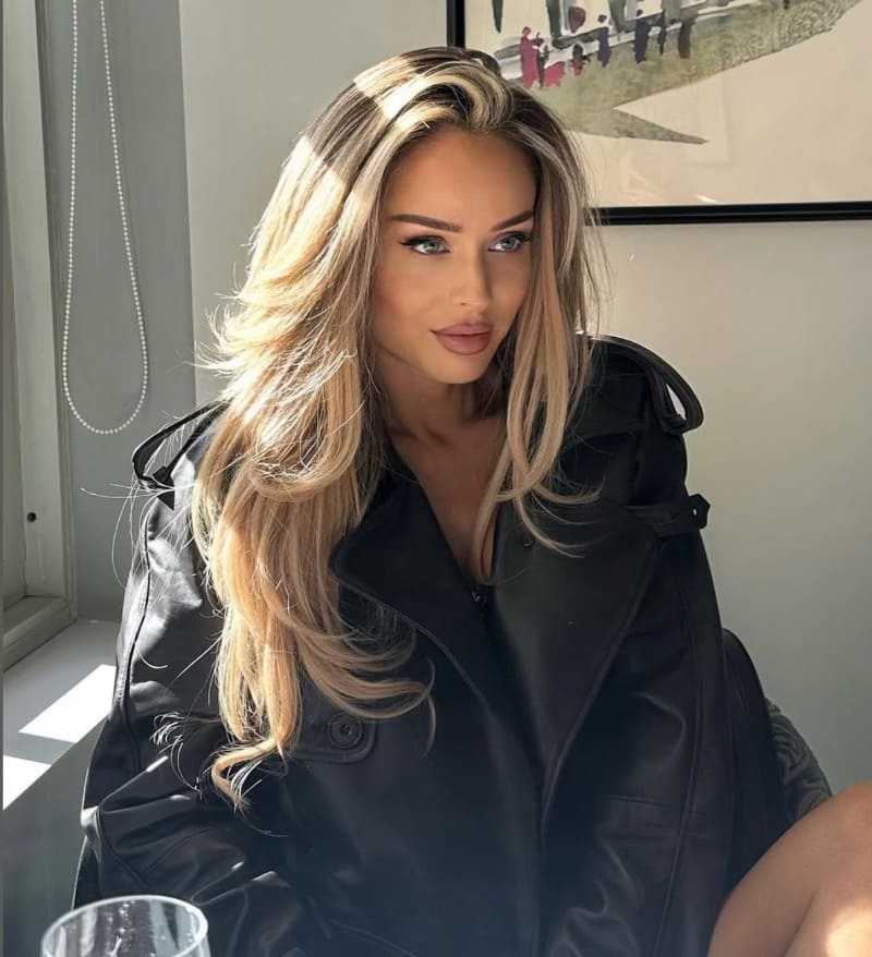 Babe in strakke zwarte outfit