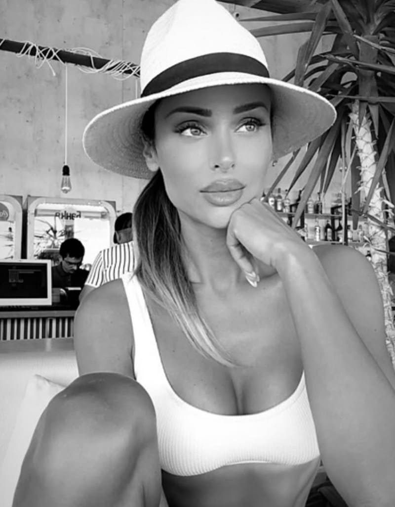 Babe in sexy wit topje