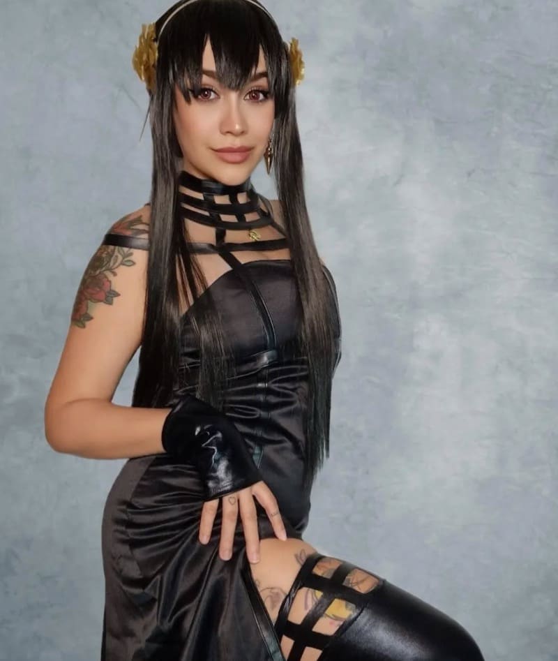Babe in sexy cosplay