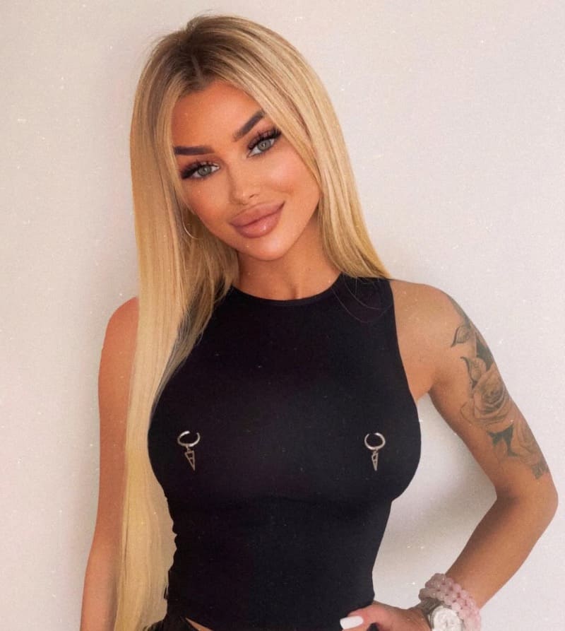 Babe in strakke zwarte top