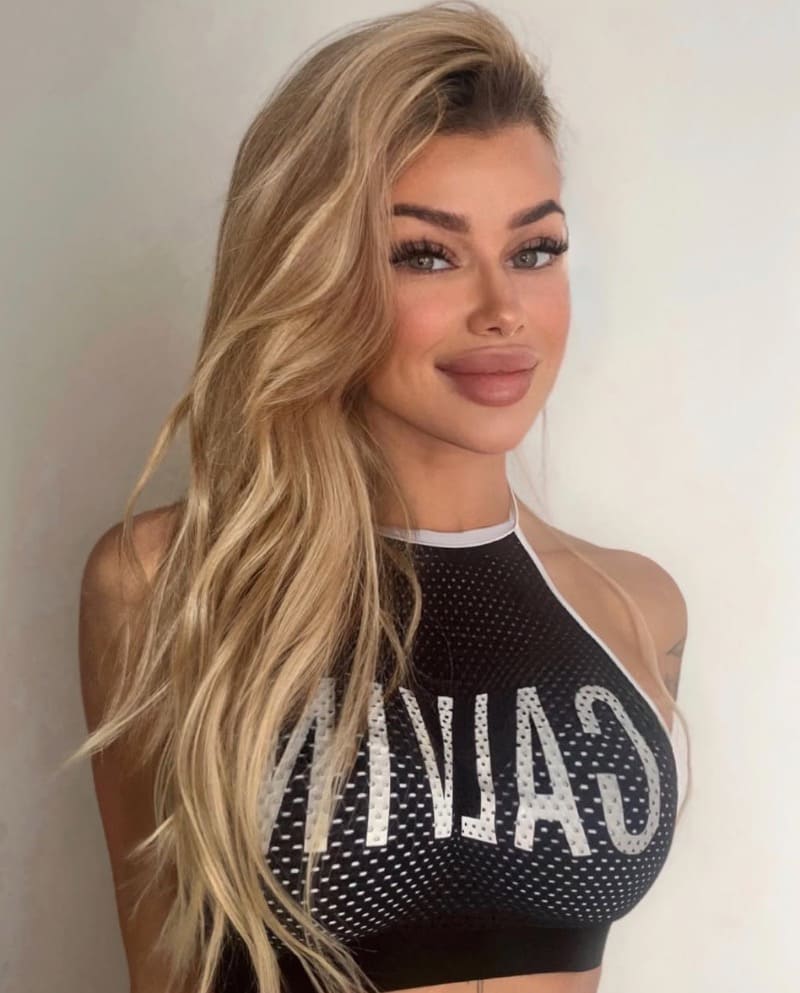 Anna in sexy topje