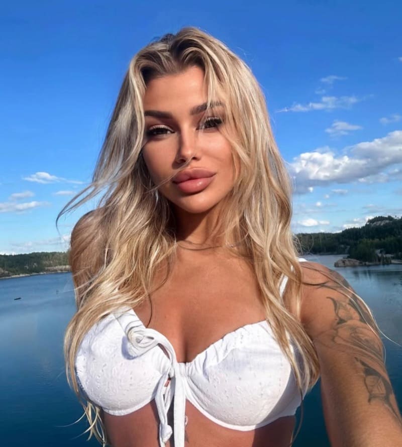 Anna in sexy witte bikini
