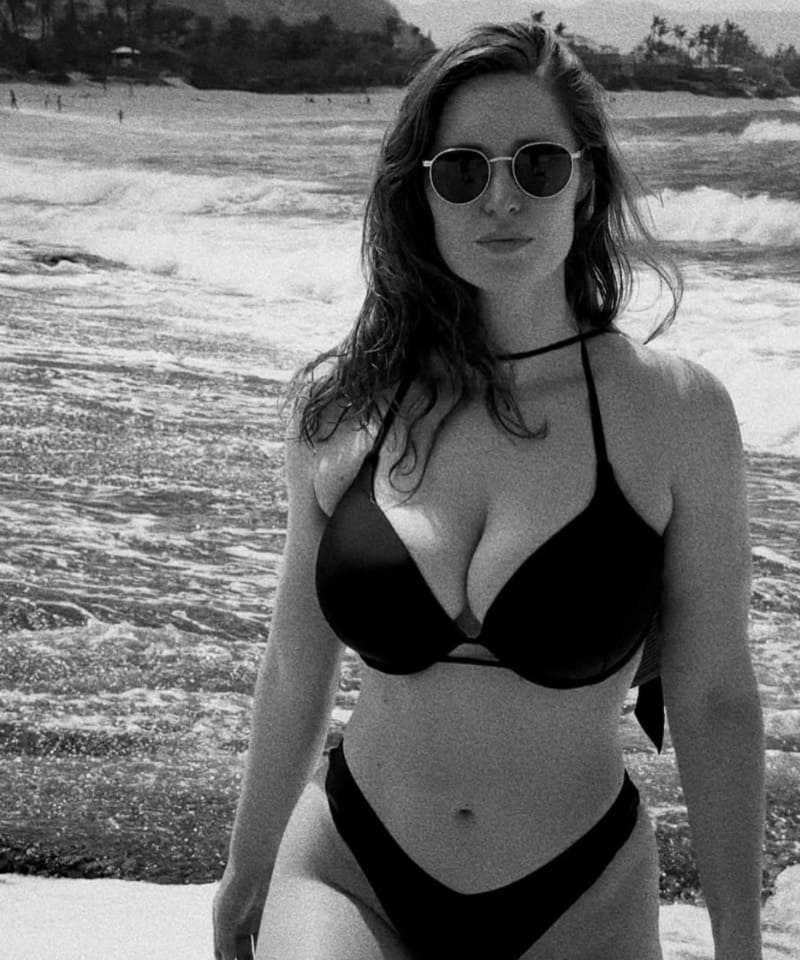 Babe in bikini met enorme tieten