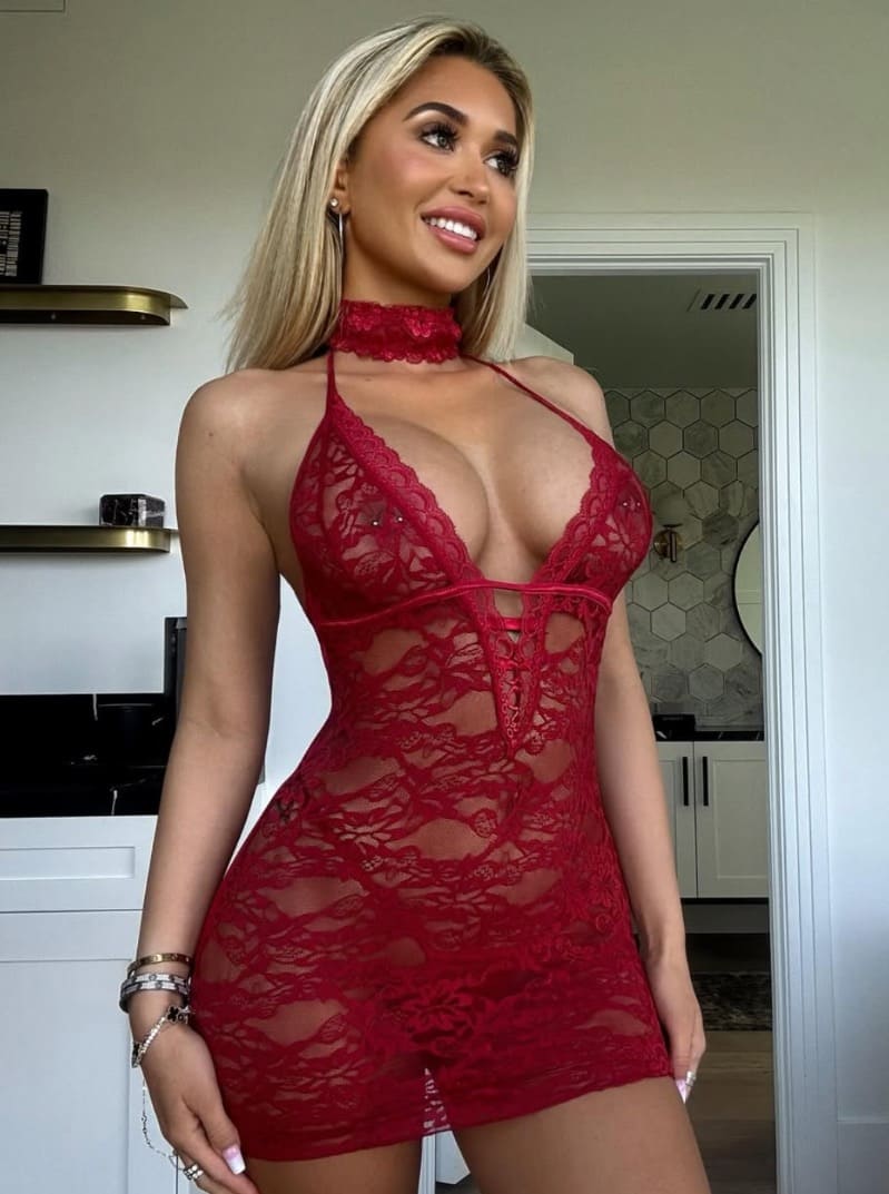 Babe in rode lingerie jurk