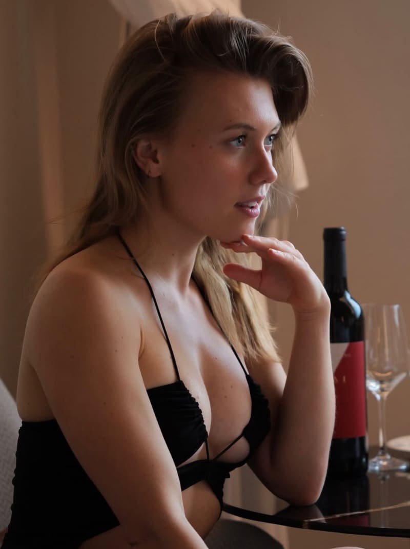 Sexy dame in strak zwart topje