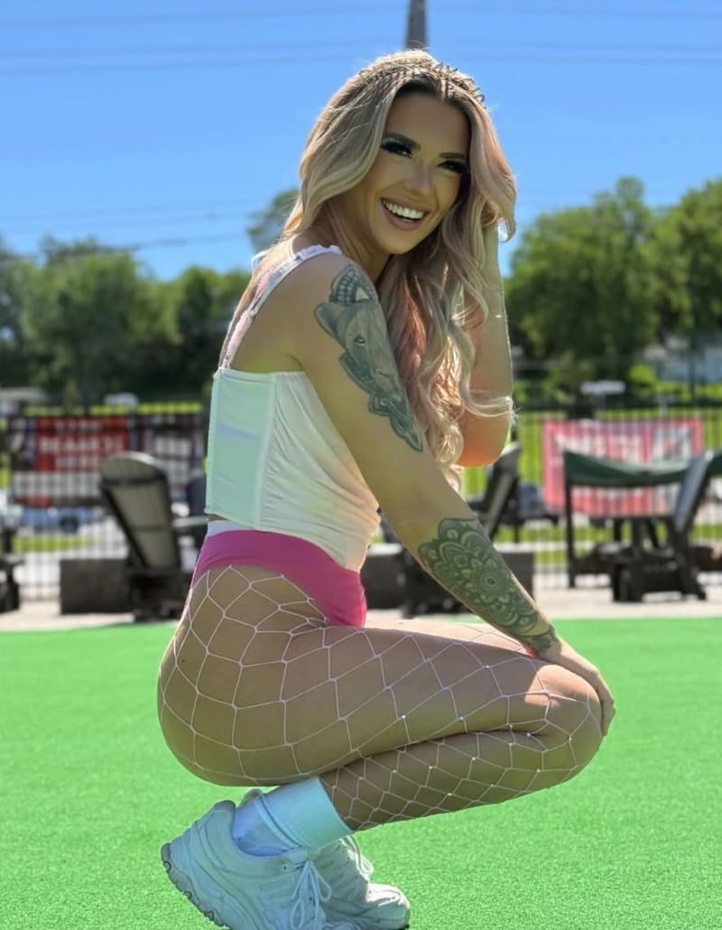 Kassidy in sexy roze