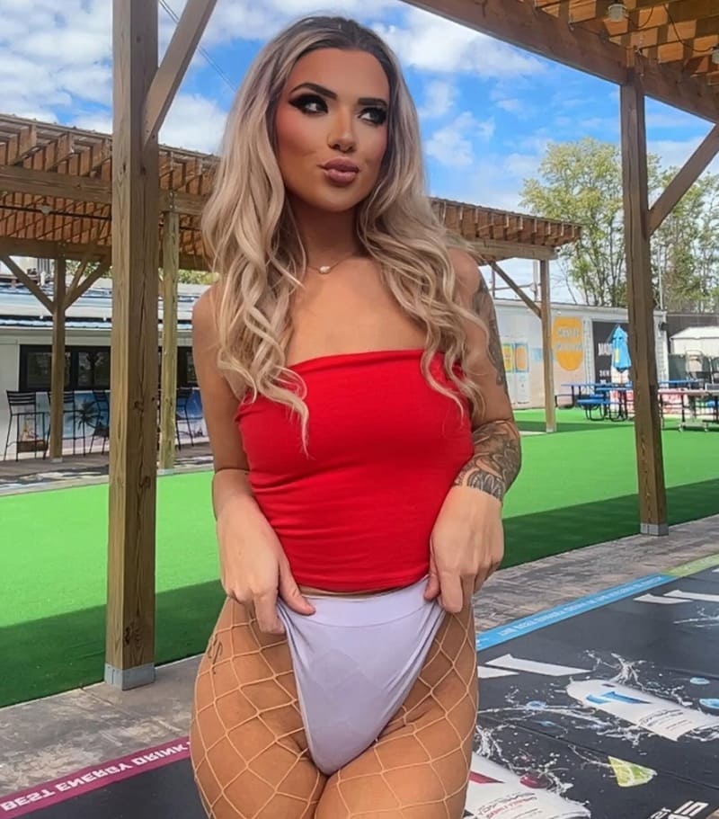Kassidy in rood topje en strakke witte broek