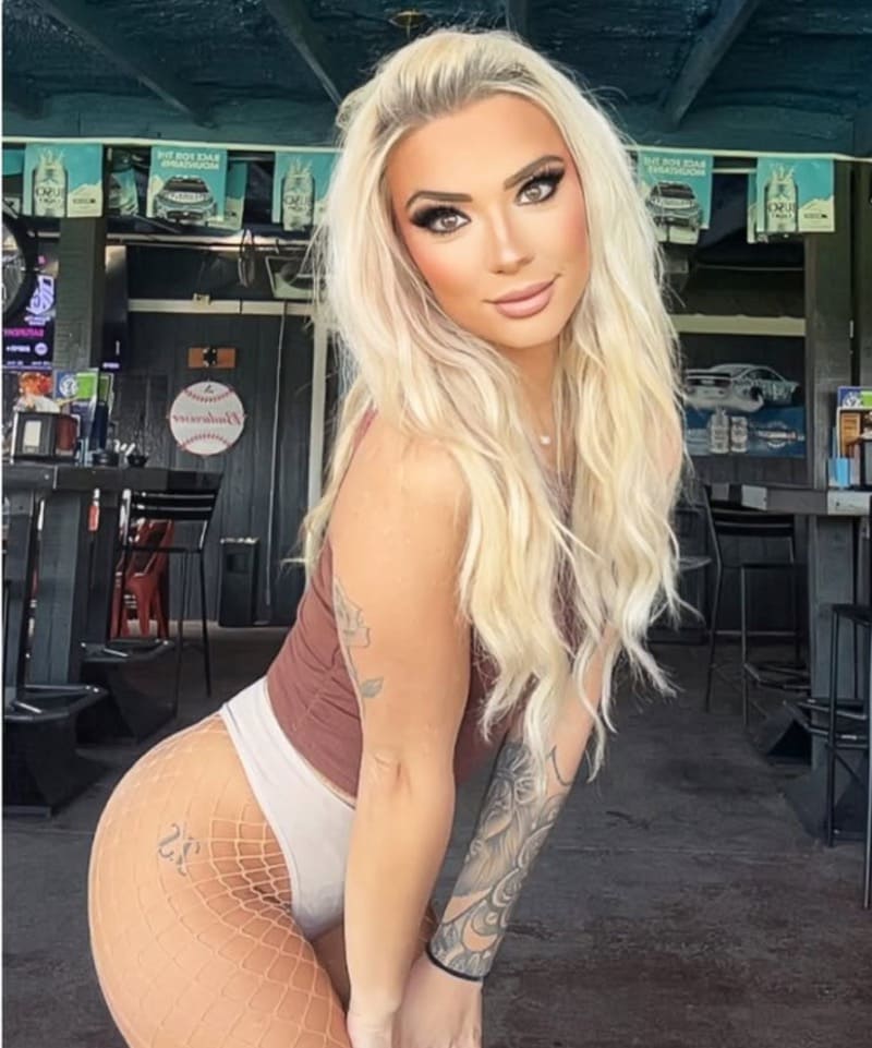 Sexy blondine met verleidelijke blik