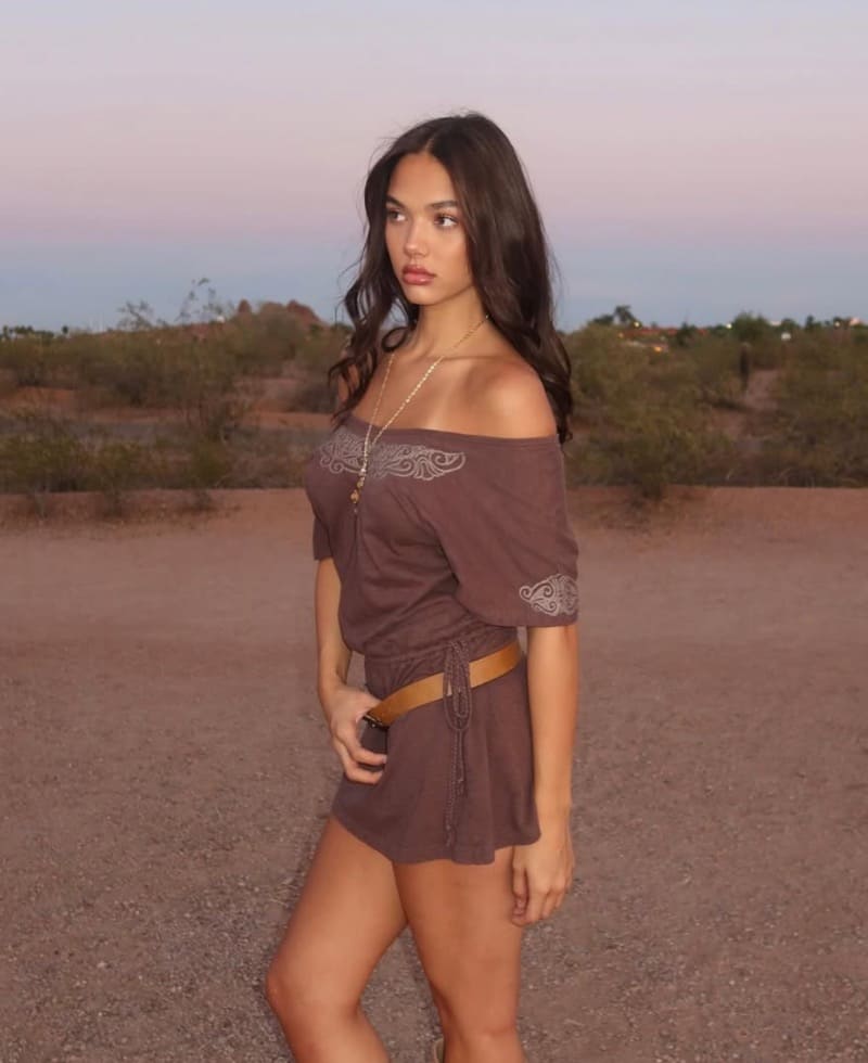 Babe in bruine outfit