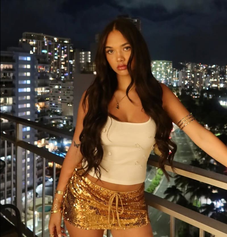 Leah in strakke outfit