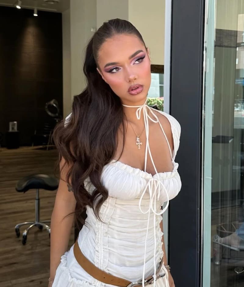 Babe in wit topje