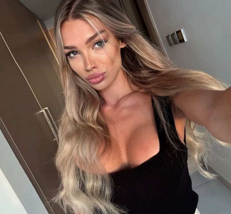Natalia in sexy zwart topje