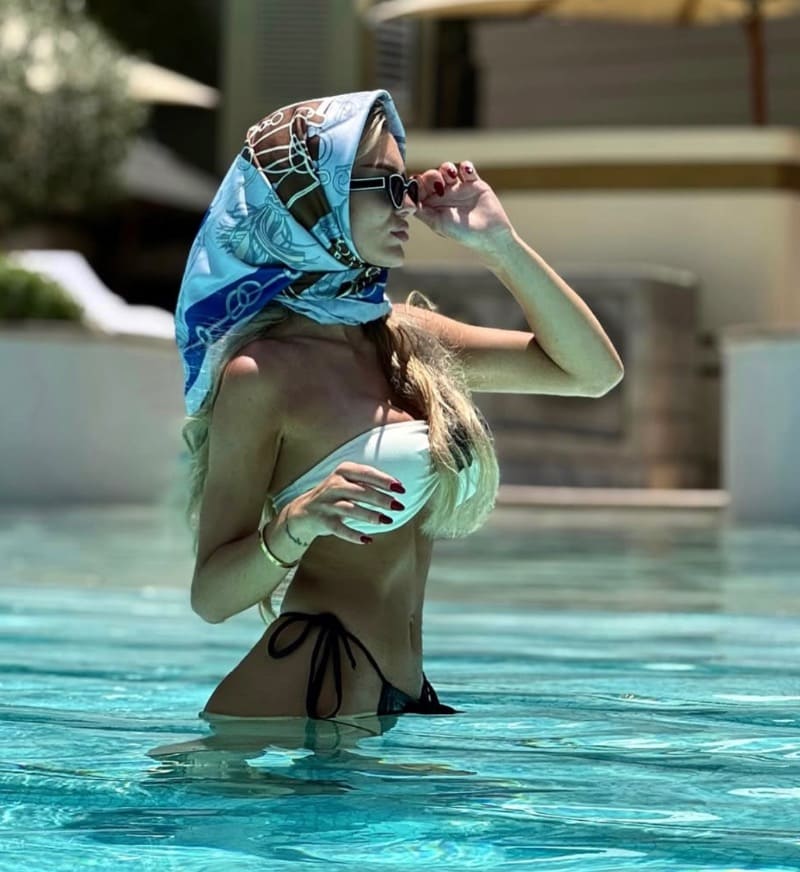 Natalia in zwembad in bikini