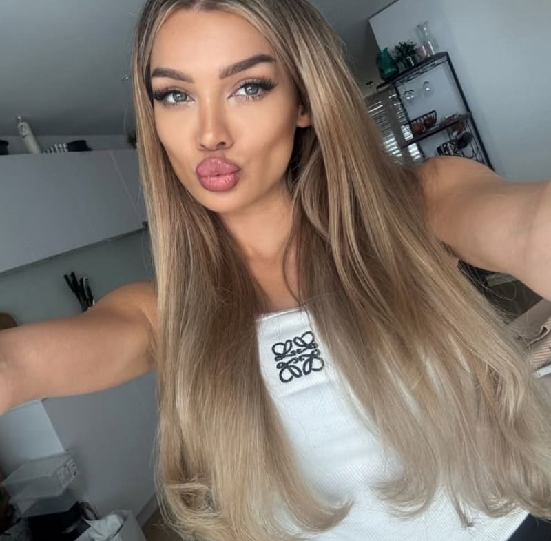 Babe in wit topje met duckface
