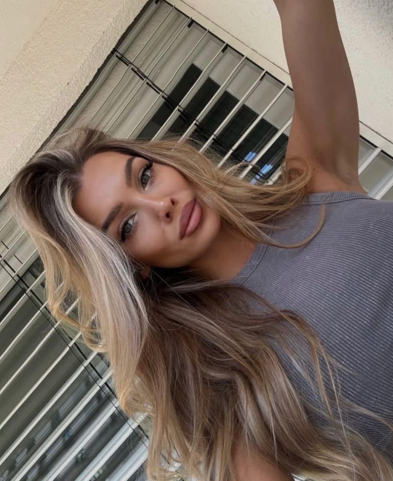 Natalia in grijze strakke top