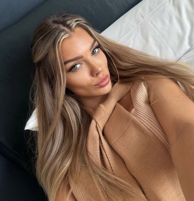 Babe in sexy outfitje