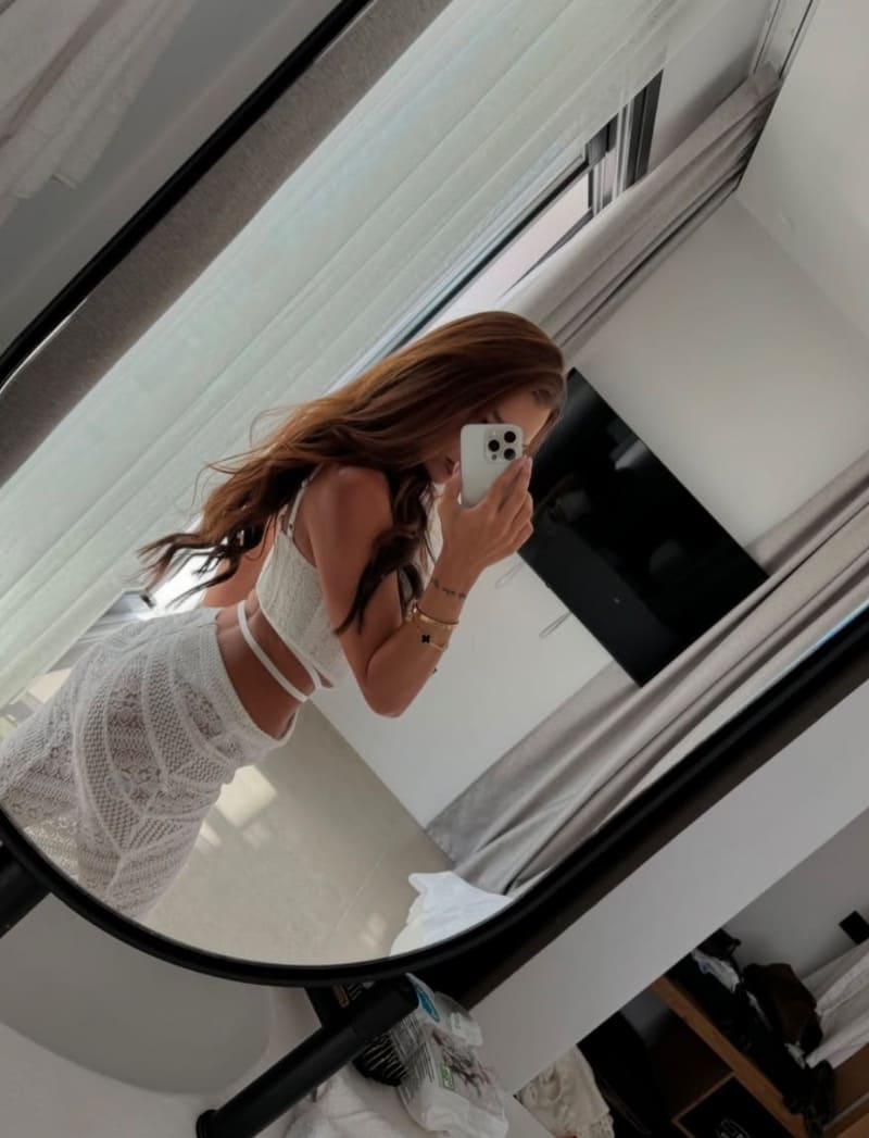 Babe in sexy witte broek