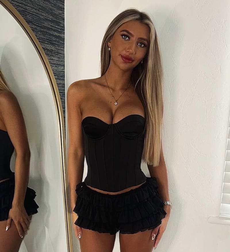 Sexy blondine met dikke tieten