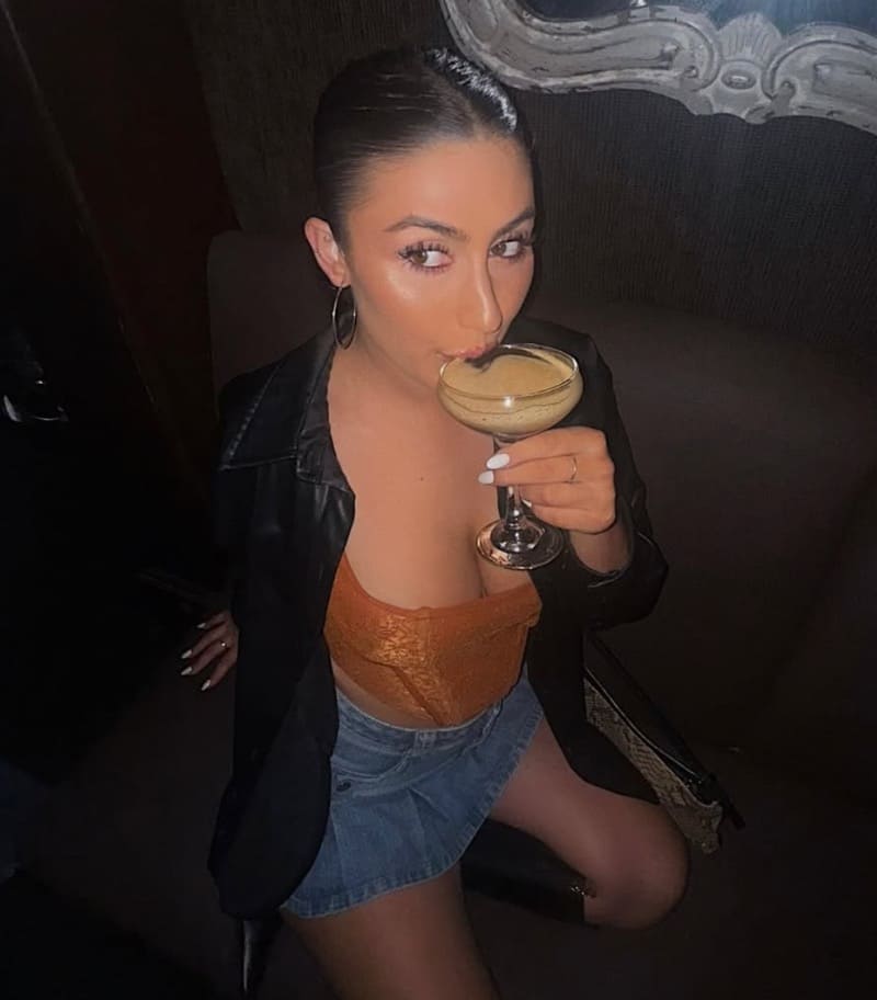 Dani met sexy glaasje