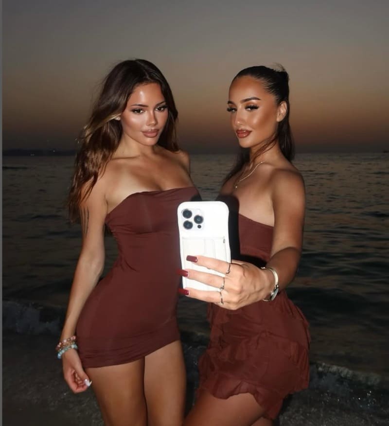 Sexy babes in bruine jurkjes