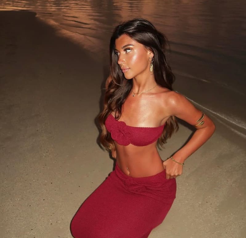 Estelle in sexy rode jurk op strand
