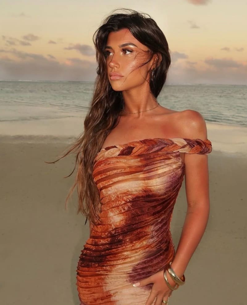 Estelle op strand in mooie jurk