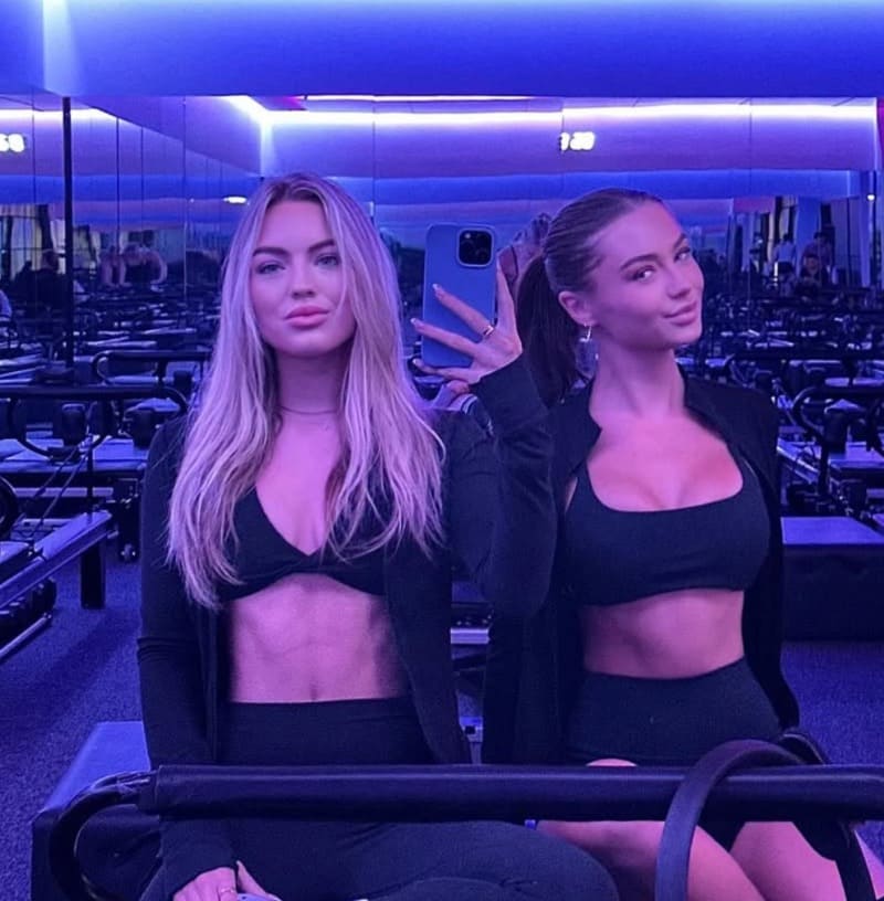 Dames in sexy outfits