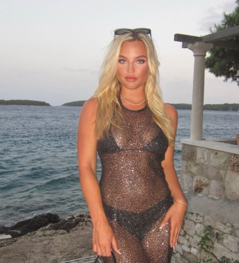 Babe in sexy doorzichtige bikini