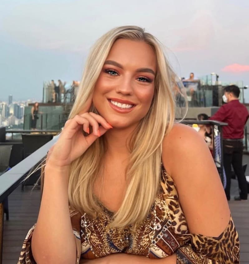 Sexy blonde dame in topje
