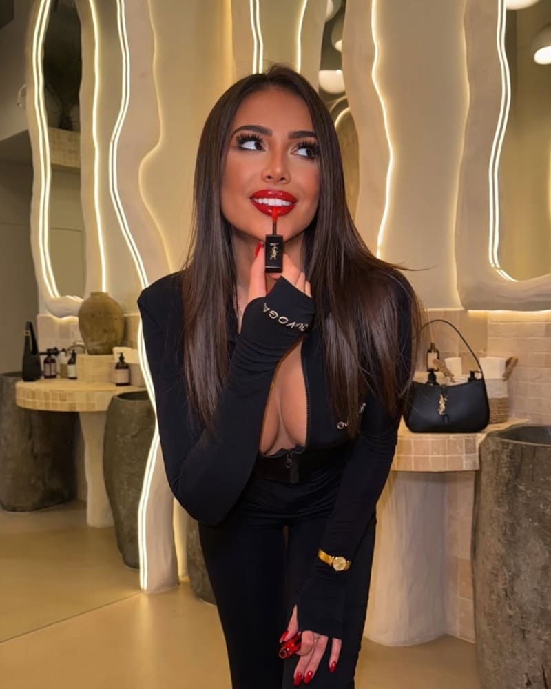 babe in zwart topje
