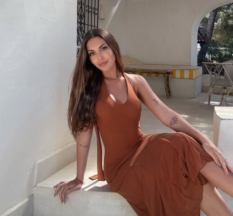 Heerlijke brunette in bruine jukr