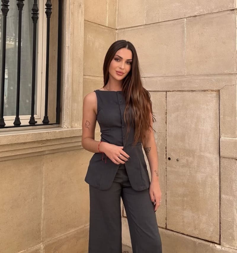 Babe met mooi lichaam in sexy jeans
