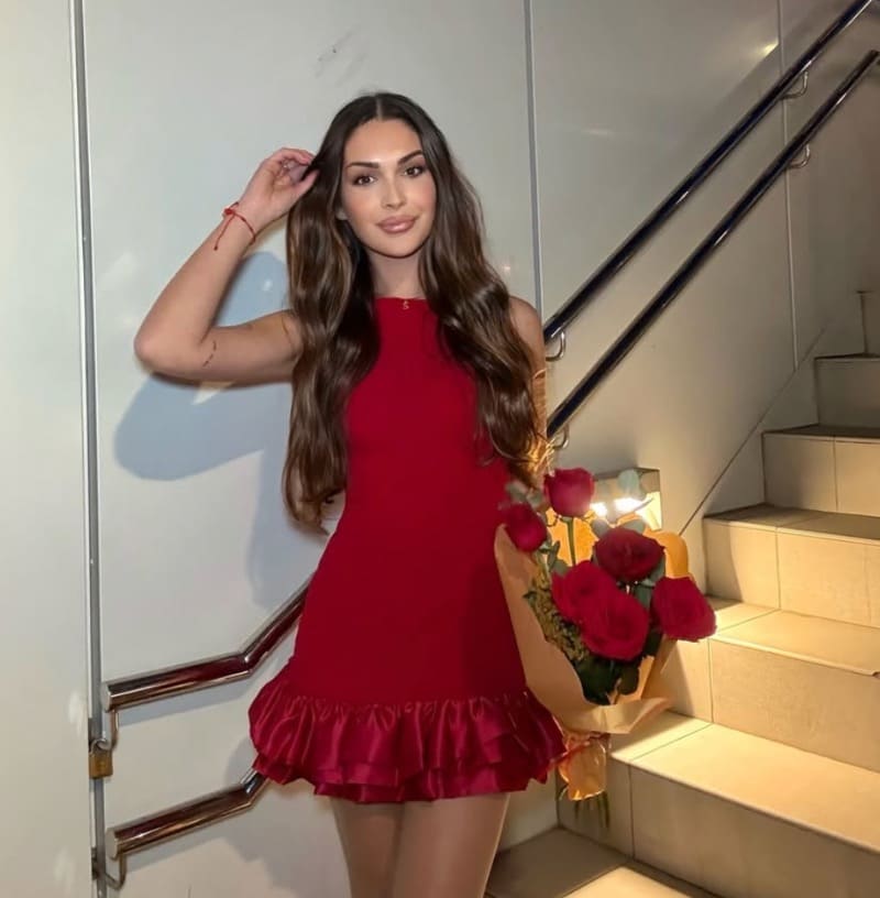 Sara in rode jurk