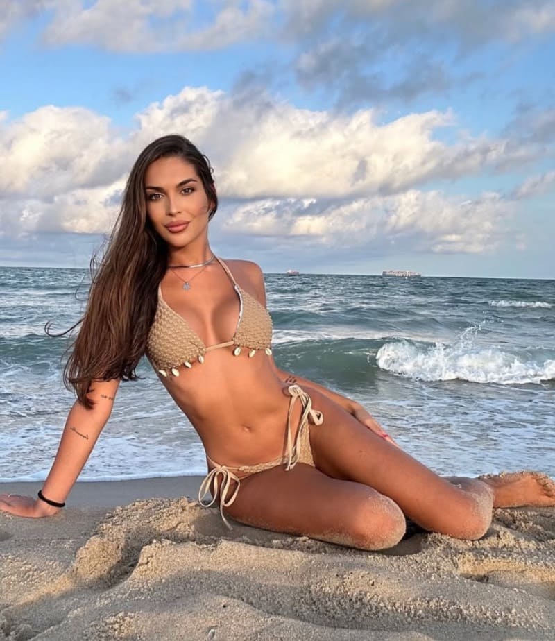 Babe in beige bikini