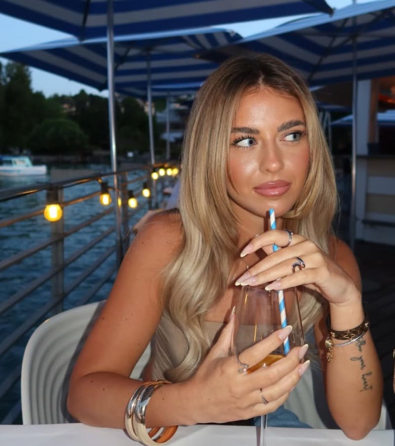 babe op café drinkt iets