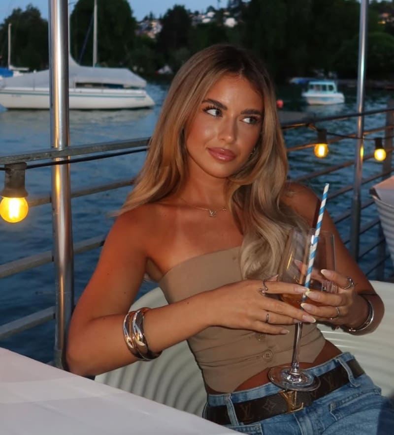 Sexy dame met coctail in handen